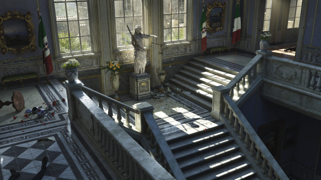 A hall with Italian flags and a statue of Justice