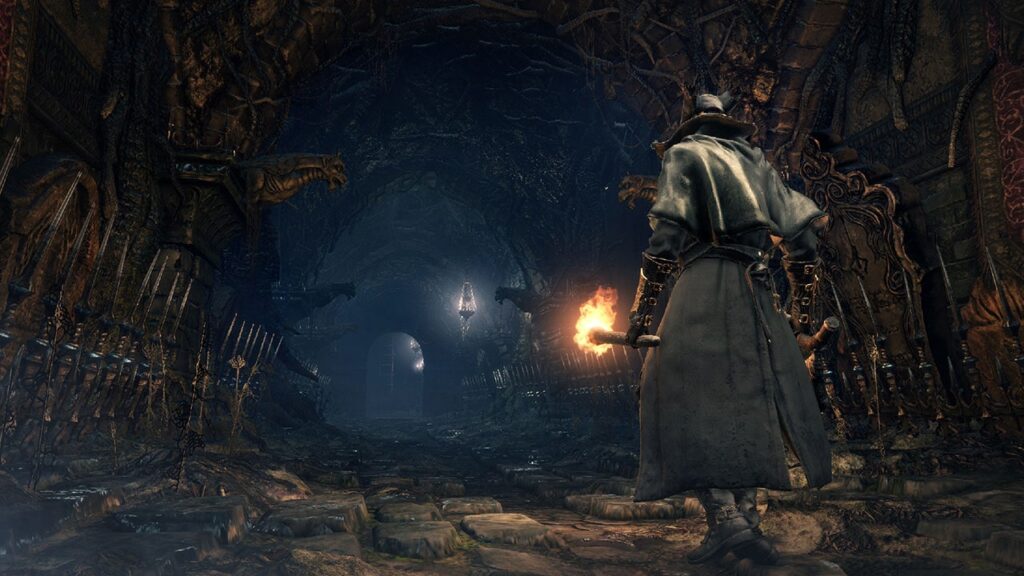 Een jager in een zaal vol wapens in Bloodborne