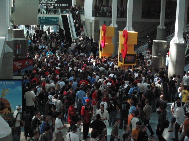 E3 2005. Толпа у дверей в залы