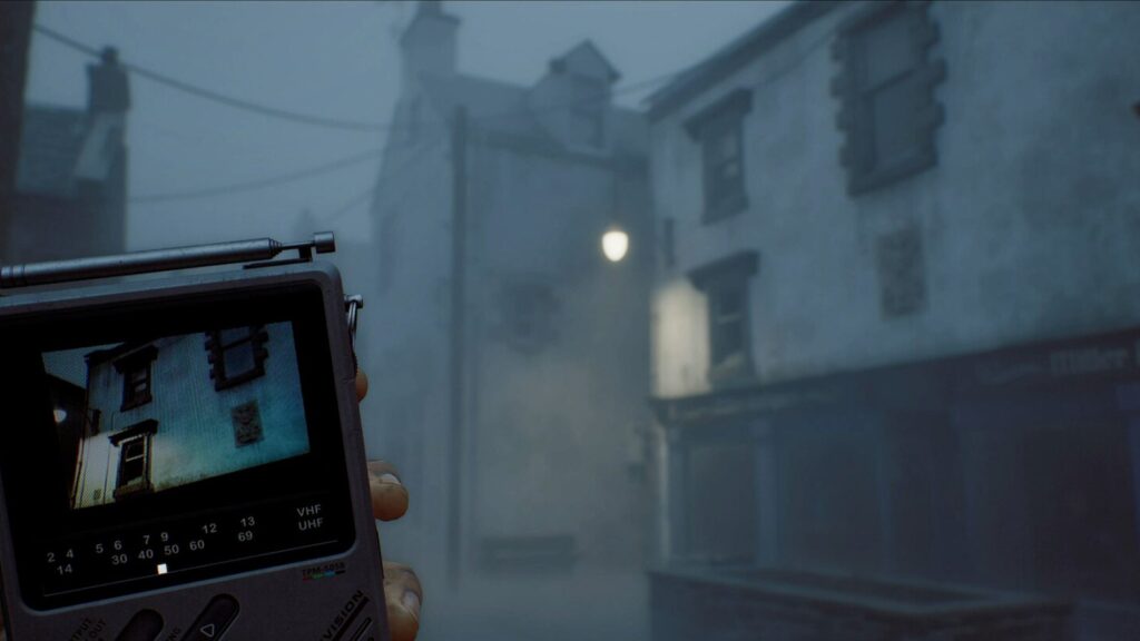 Een draagbare radio in de hand op een mistige straat in Silent Hill: Townfall