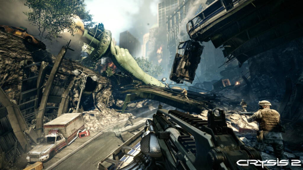 Een soldaat in een nanosuit in verwoeste straten van New York, met een omgevallen trein en een buitenaards schip op de achtergrond, uit Crysis 2
