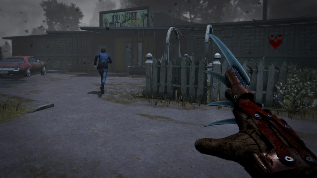 Freddy's handschoen met messen in beeld vanuit de ogen van de killer, een survivor rent weg