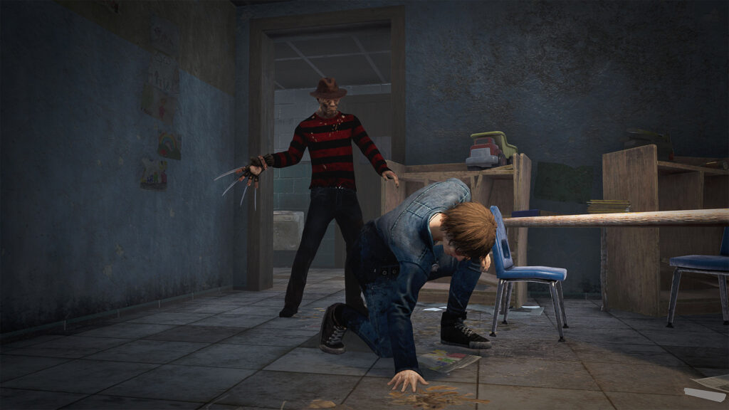 Freddy Krueger met hoed heft zijn handschoen boven een kruipende survivor in een kamer met blauwe muren
