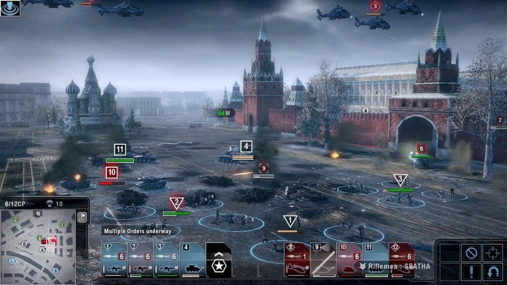 Tanks en helikopters bestormen het Rode Plein bij de muren van het Kremlin, met iconen van eenheden en de strategie-interface eromheen