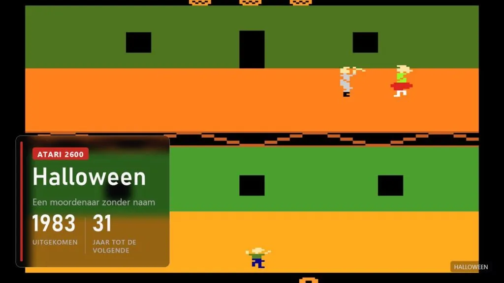 Twee verdiepingen van een huis in oranje en groene Atari-kleuren, boven achtervolgt een grijze moordenaar met een mes een meisje in een rode rok, beneden de babysitter