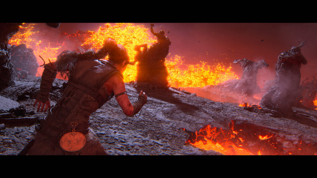 Сенуя сражается среди огня в Senua's Saga: Hellblade II