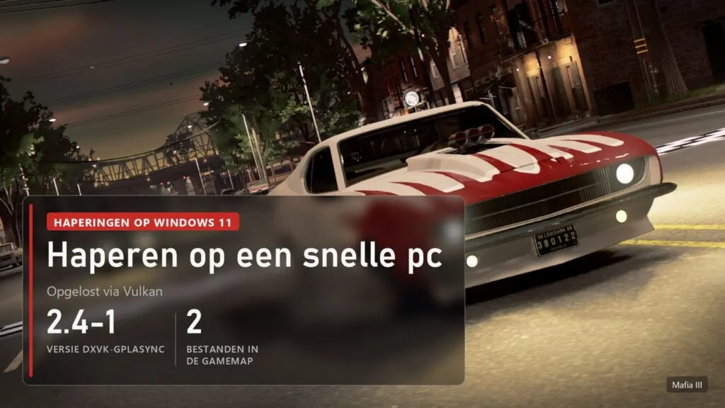 Witte muscle car met rode strepen in een straat bij nacht in Mafia III