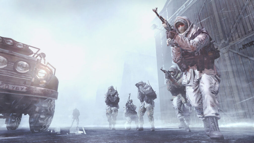 Soldaten in wintercamouflage lopen door een sneeuwstorm langs een vrachtwagen, uit Call of Duty: Modern Warfare 2