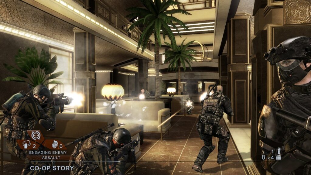 Soldaten met helmen en kogelwerende vesten in een vuurgevecht in een hotellobby in Las Vegas tussen palmen en zuilen