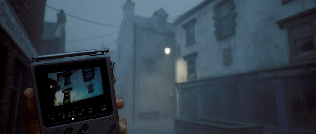 Портативный телевизор CRTV в руках героя на туманной улице в Silent Hill: Townfall