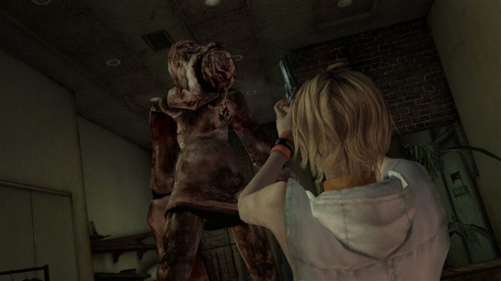 Хизер отбивается от монстра в Silent Hill 3