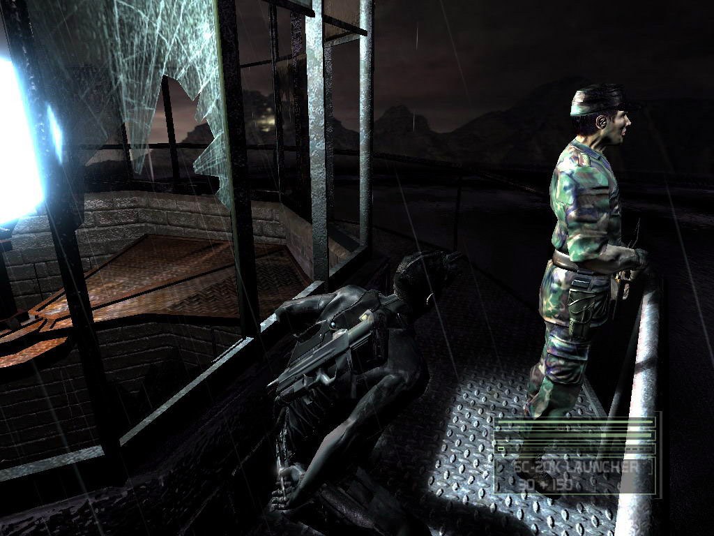 Sam Fisher met oplichtende nachtkijker zit gehurkt op een natte metalen loopbrug naast een bewaker in camouflage