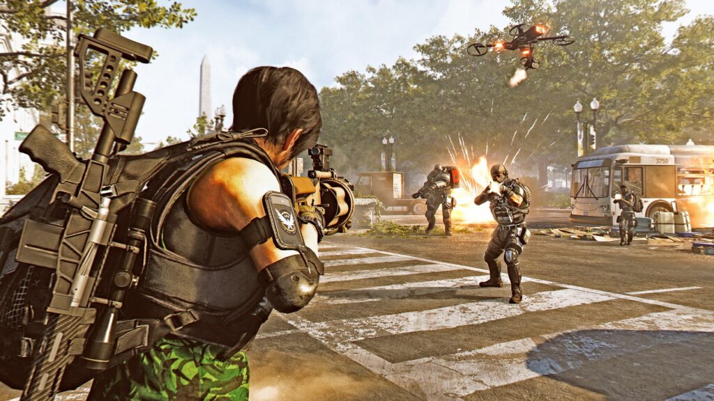 Een agent uit The Division 2 met een geweer rent door een zonnige straat in Washington langs een brandende bus